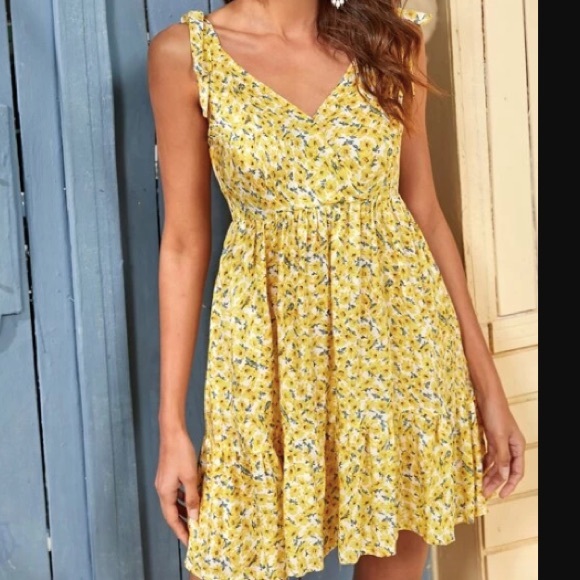 BNWOT Floral Flowy Boho Summer Dress 🌻 - Picture 2 of 4